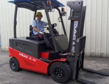五金沖壓廠使用MK25系列四輪平衡重電動叉車